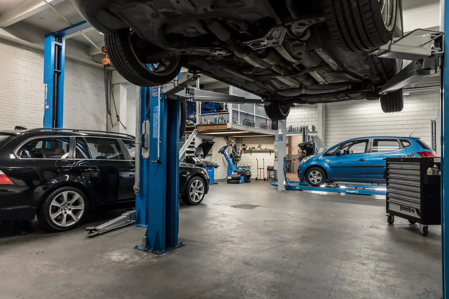 Monteur aan het werk in de werkplaats van DTS Lopik