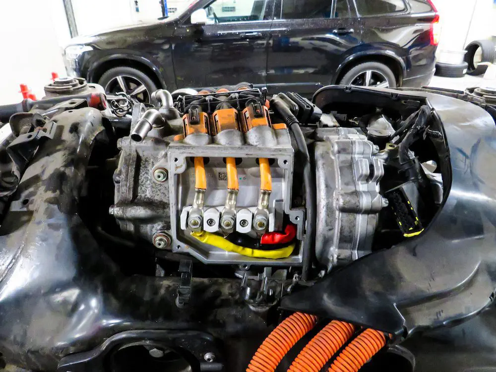 DTS-Lopik-Achteras-en-ERAD-koppeling-revisie-Volvo-XC90-T8-Twin-Engine-Plug-in-Hybrid-1-1